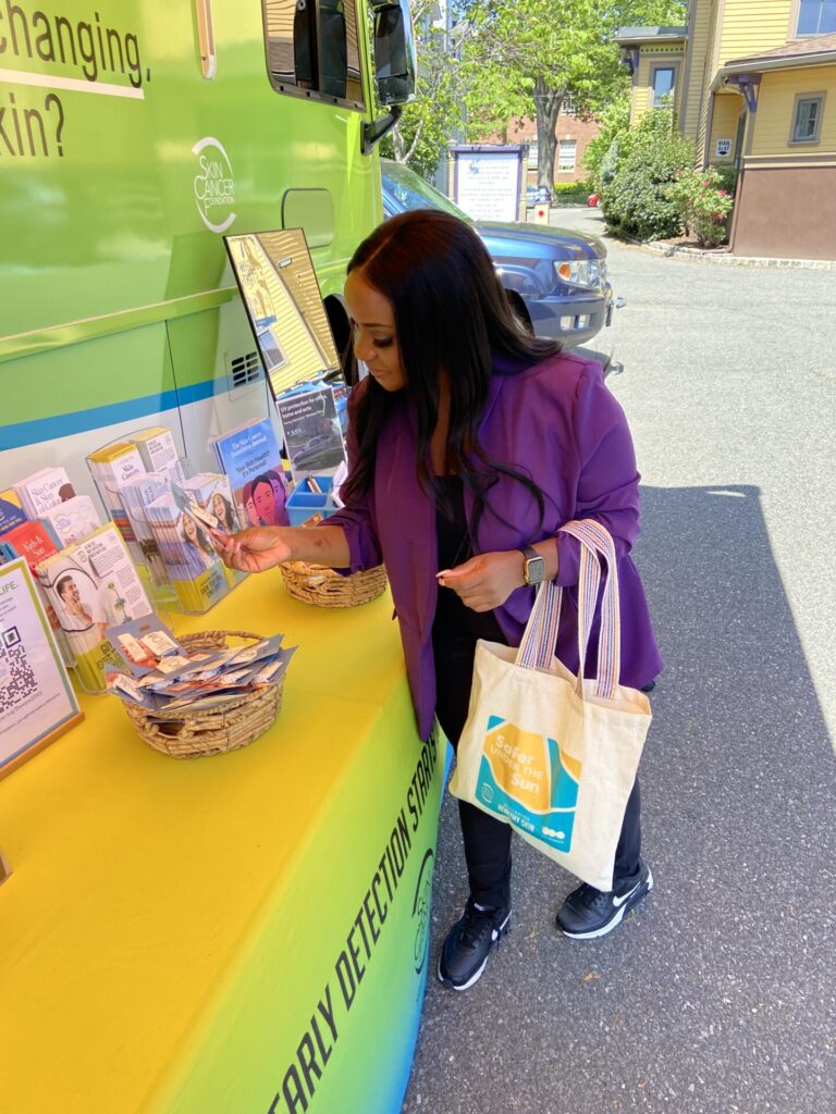 Ein Teilnehmer in Montclair, NJ, nimmt einige Sonnenschutzprodukte mit freundlicher Genehmigung von EltaMD Skin Care, Jergens Natural Glow und Sun Bum mit nach Hause.