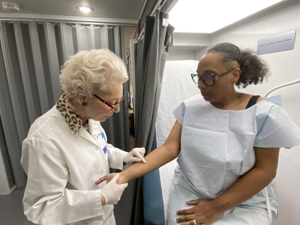 Auf Long Island untersucht Dr. Deborah S. Sarnoff, Präsidentin der Skin Cancer Foundation, einen Fleck auf dem Arm einer Teilnehmerin genauer.