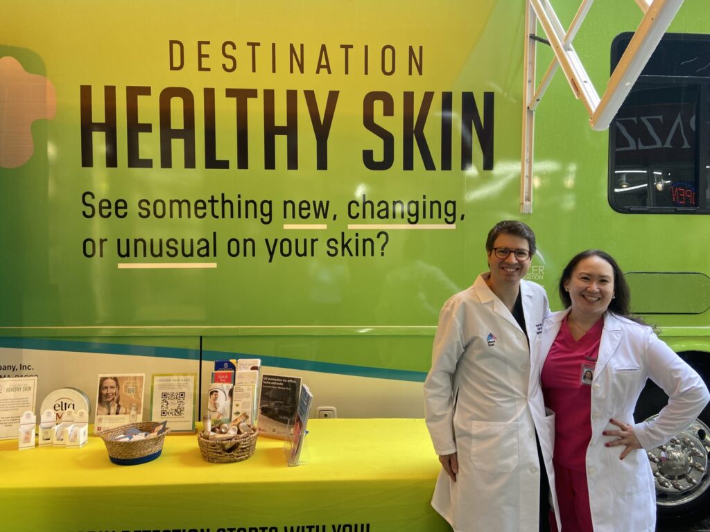 Jesse Lewin, MD, und Jane Yoo, MD, machen zwischen den Vorführungen in New York ein Foto.