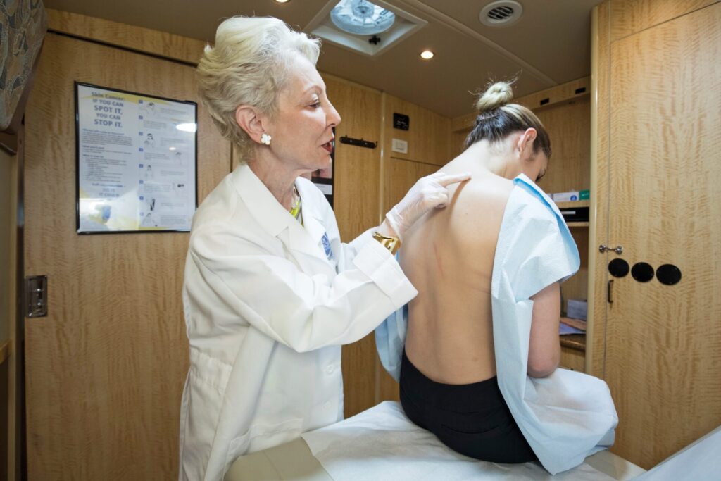 Dr. Sarnoff führt eine Hautuntersuchung durch