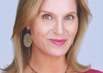 Imagen de una mujer rubia con un suéter rosa. Dra. Elizabeth Hale La Fundación del Cáncer de Piel