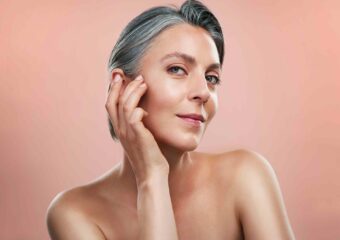 Mujer mirando a la cámara