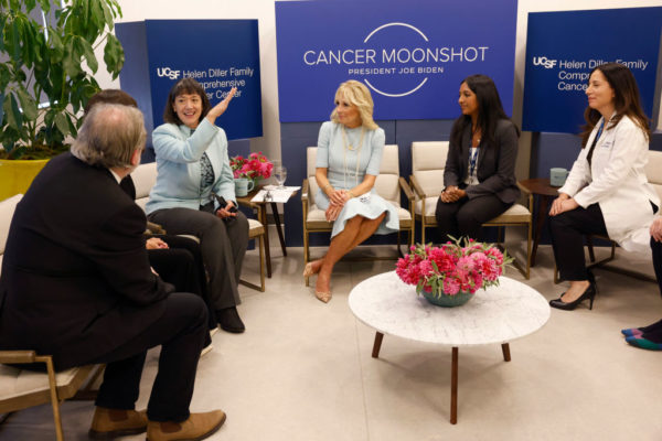 La primera dama Jill Biden en un evento Cancer Moonshot en 2022. En el evento, la Dra. Biden dijo que ella y el presidente Biden reactivaron el Cancer Moonshot "con una ambición audaz: construir un mundo donde la palabra cáncer pierda su poder para siempre".