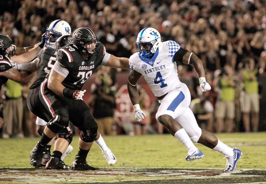 Josh Paschal spielt Fußball