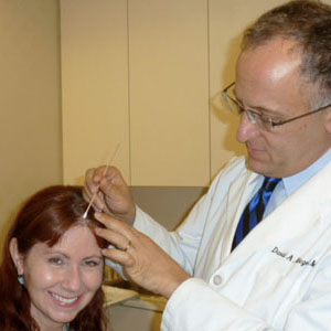 dermatologe untersucht verdächtige stelle