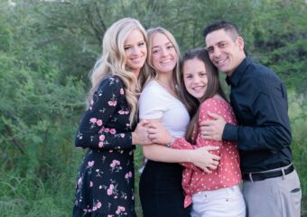 Katie mit ihrer Familie im Jahr 2019, nachdem sie seit fünf Jahren für krebsfrei erklärt wurde.