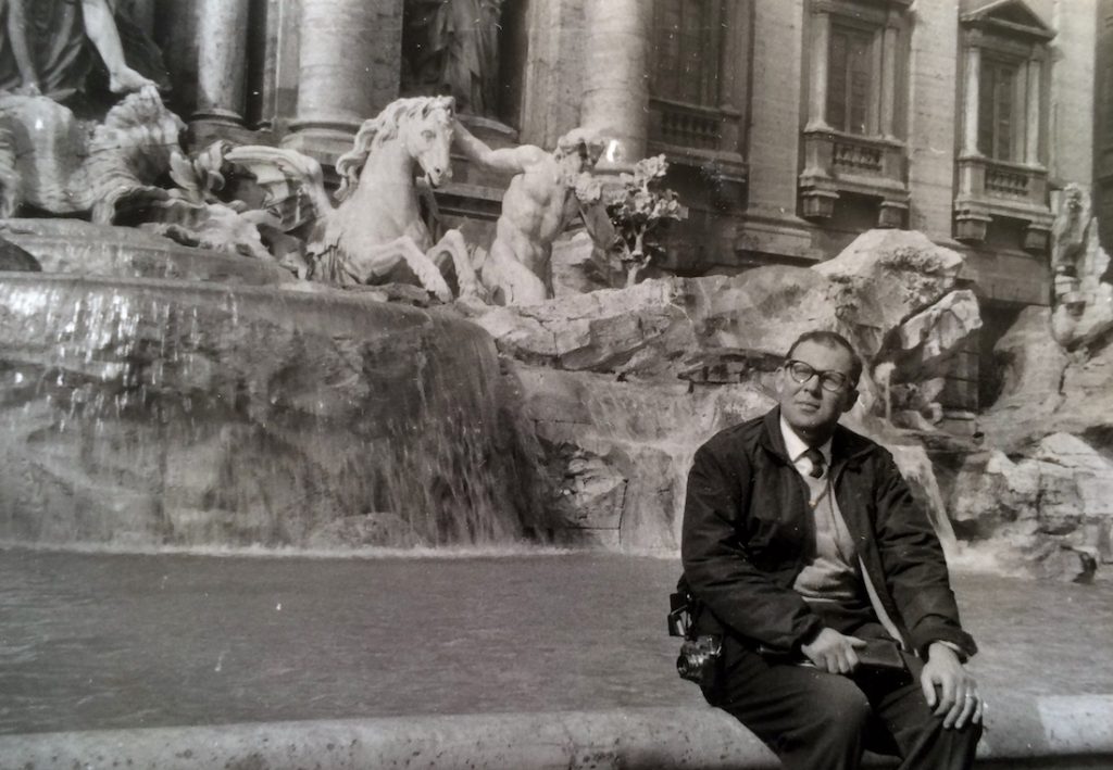 Dr. Perry Robins en la Fontana de Trevi
