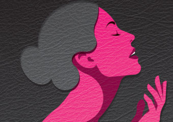 Mujer tomando el sol, imagen de encabezado por daño solar