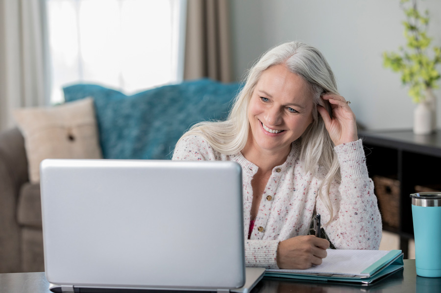 visita de teledermatología en laptop
